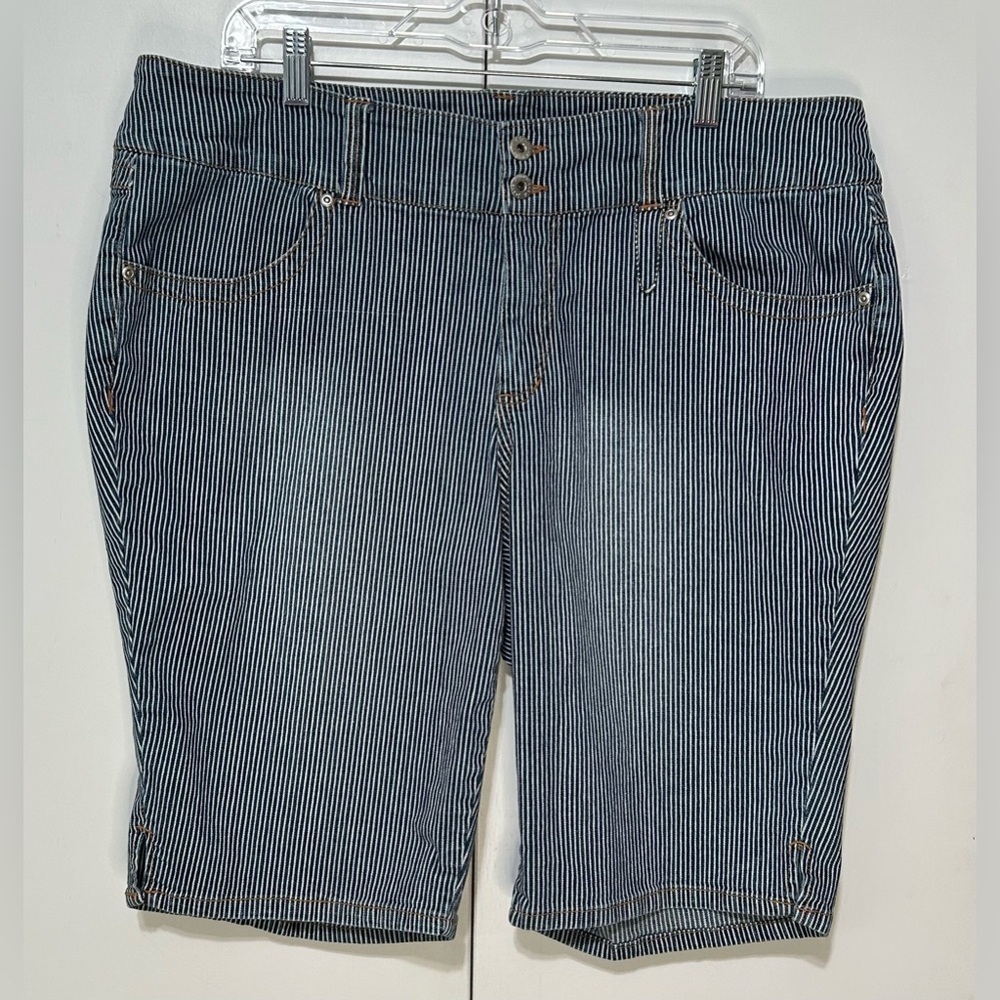 Younique Women Size 20 Blue White Pinstriped Denim Bermuda Length Summer Shorts